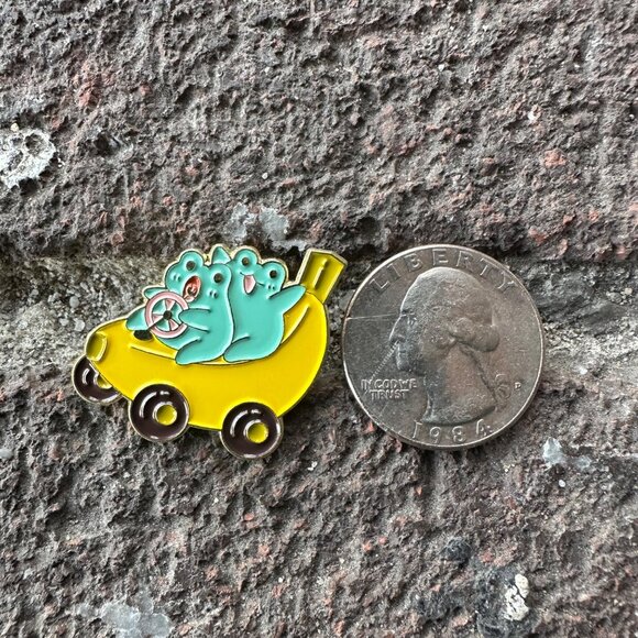 ☀️Oz Fun Frogs Enamel Pin Banana Fuit Car Cartoon Animal Brooch Yellow New☀️ - Picture 4 of 7